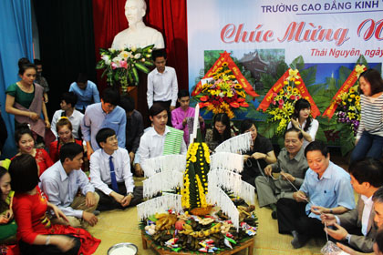 Trường Cao dẳng Kinh tế-Tài chính Thái Nguyên tổ chức mít tinh trọng thể đón tết cổ truyền các dân tộc Lào, Thái Lan, Campuchia.